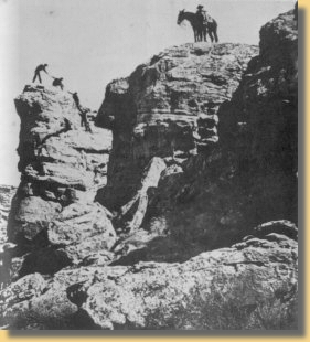Ein Muli und sein Reiter in "Rauem Gelnde" (1863 Green River, Wyoming)