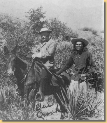 General George Crook mit Apachen Scout und Muli in Arizona